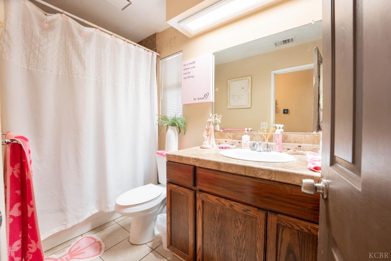 1131 W Madalyn Ave, Tulare, CA 93274