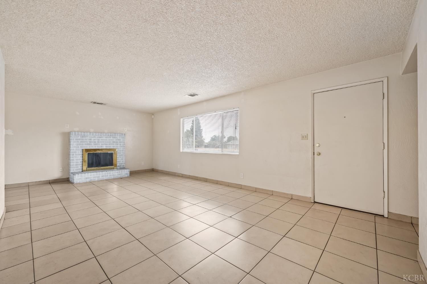 1612 W Caldwell Ave, Visalia, CA 93277