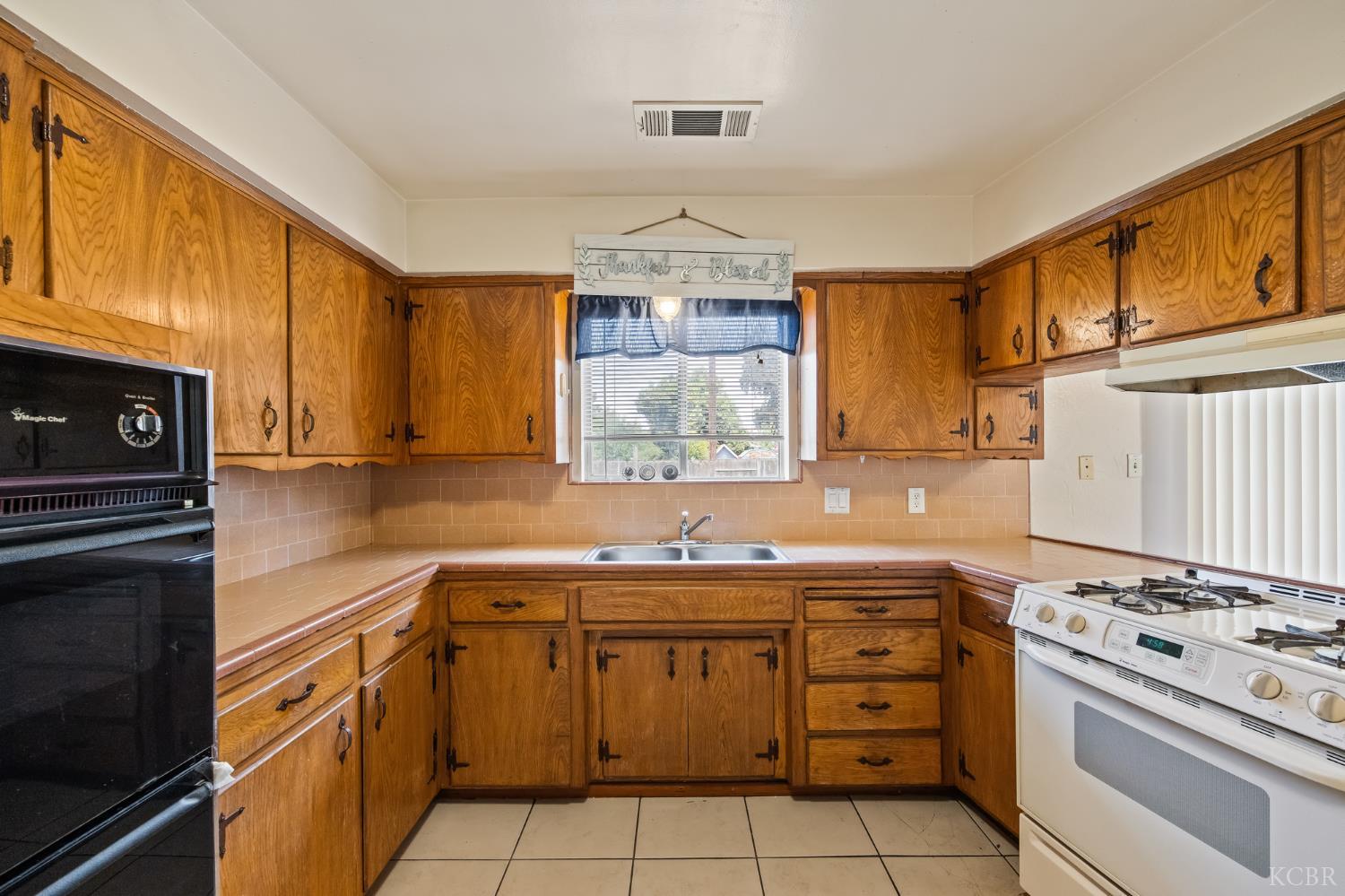 1612 W Caldwell Ave, Visalia, CA 93277