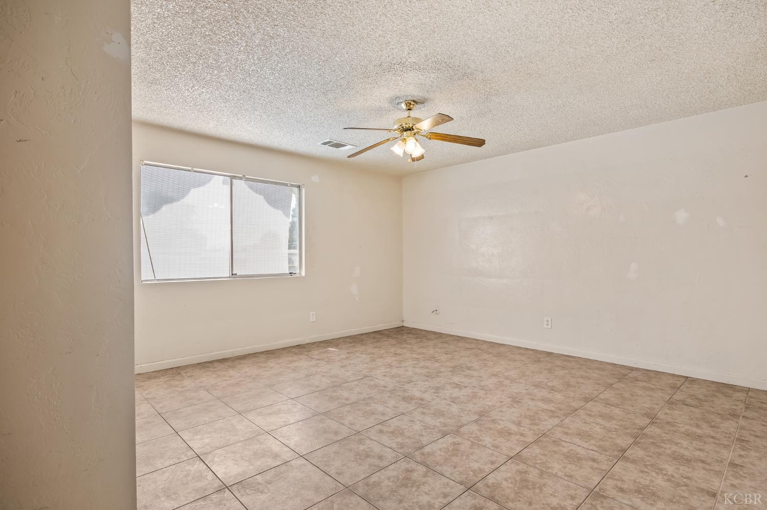1612 W Caldwell Ave, Visalia, CA 93277