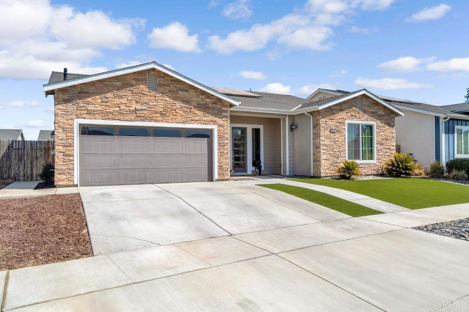 2428 W Bristol Ln, Hanford, CA 93230