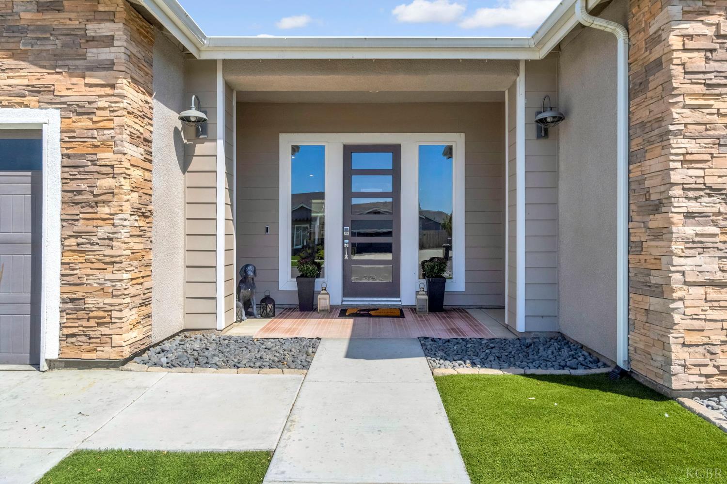 2428 W Bristol Ln, Hanford, CA 93230