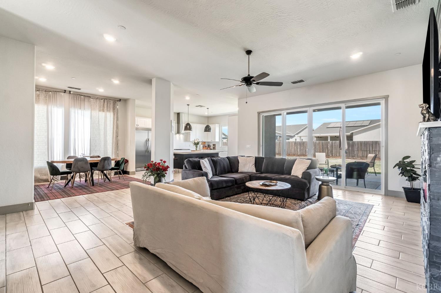 2428 W Bristol Ln, Hanford, CA 93230