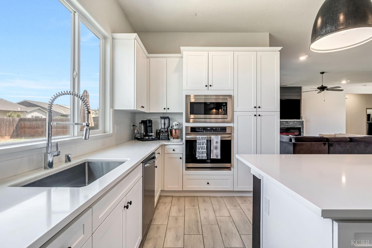 2428 W Bristol Ln, Hanford, CA 93230