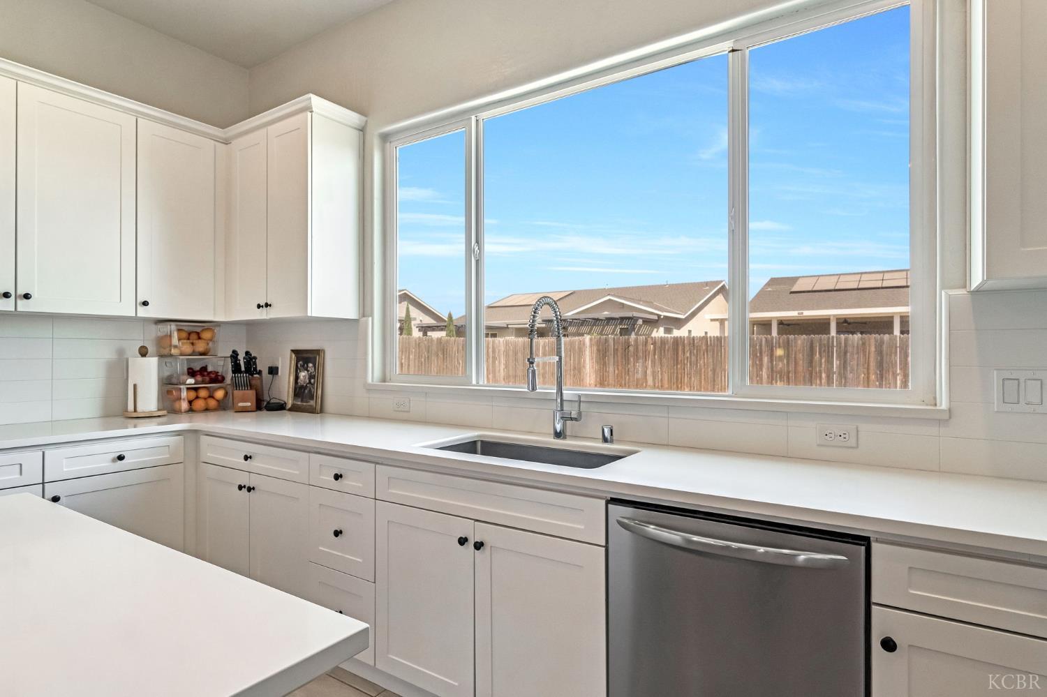 2428 W Bristol Ln, Hanford, CA 93230