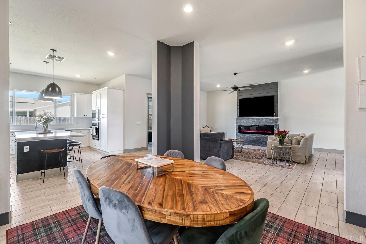 2428 W Bristol Ln, Hanford, CA 93230