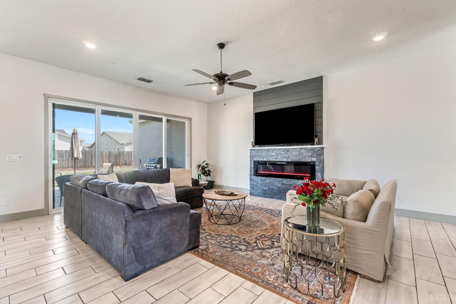 2428 W Bristol Ln, Hanford, CA 93230