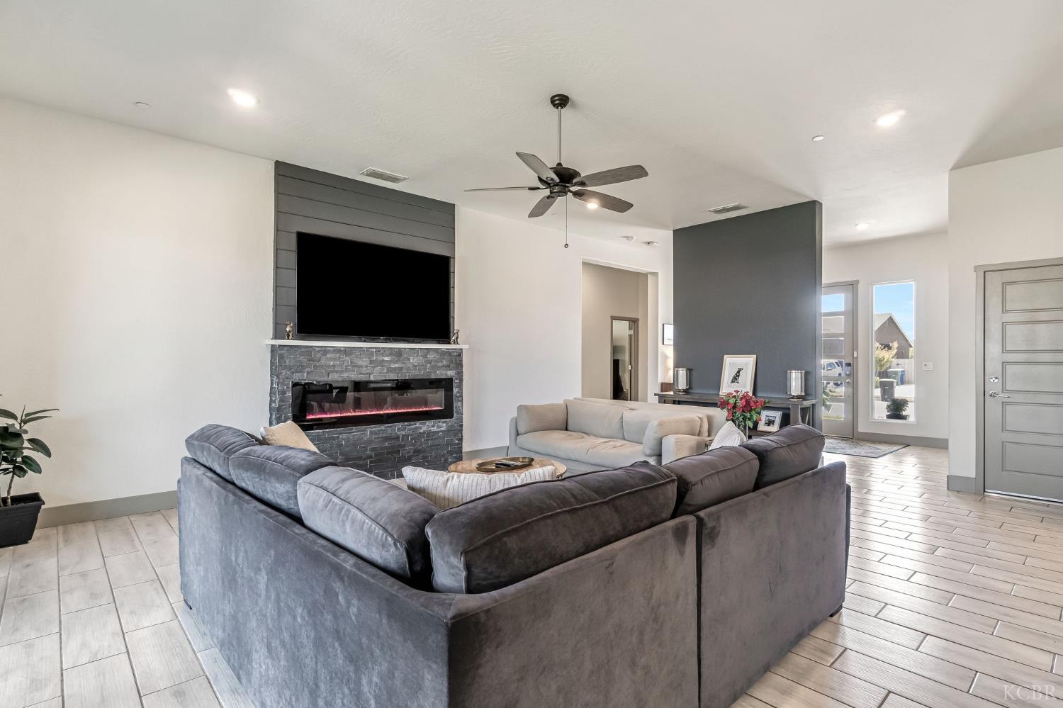 2428 W Bristol Ln, Hanford, CA 93230