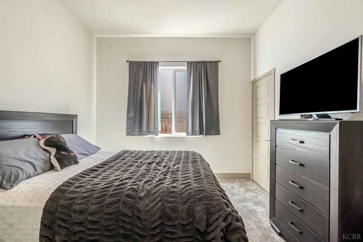 2428 W Bristol Ln, Hanford, CA 93230