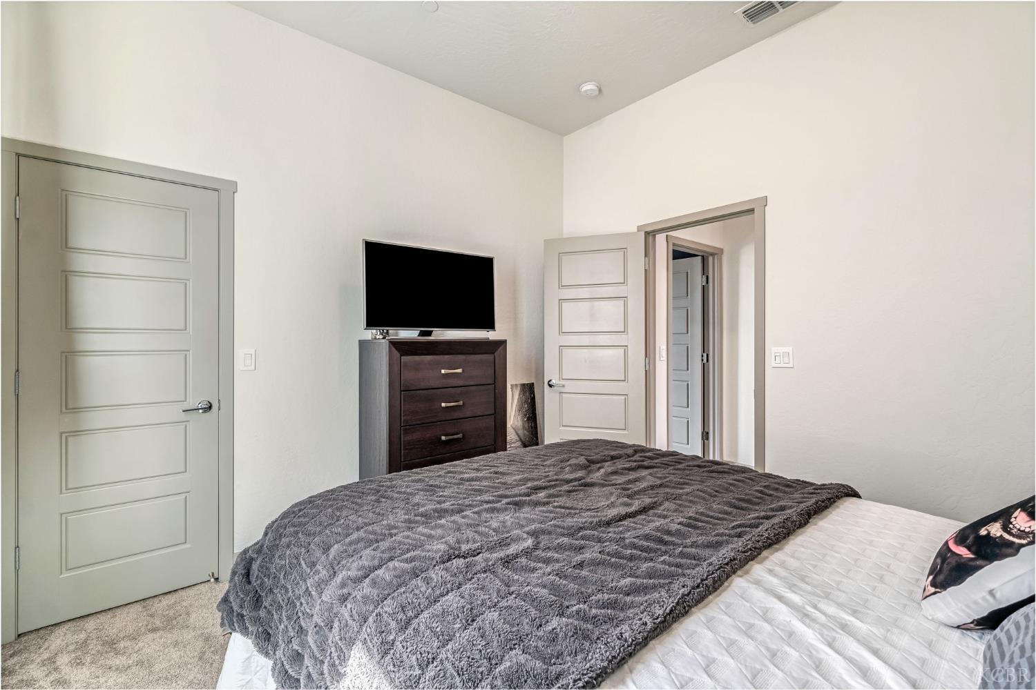 2428 W Bristol Ln, Hanford, CA 93230