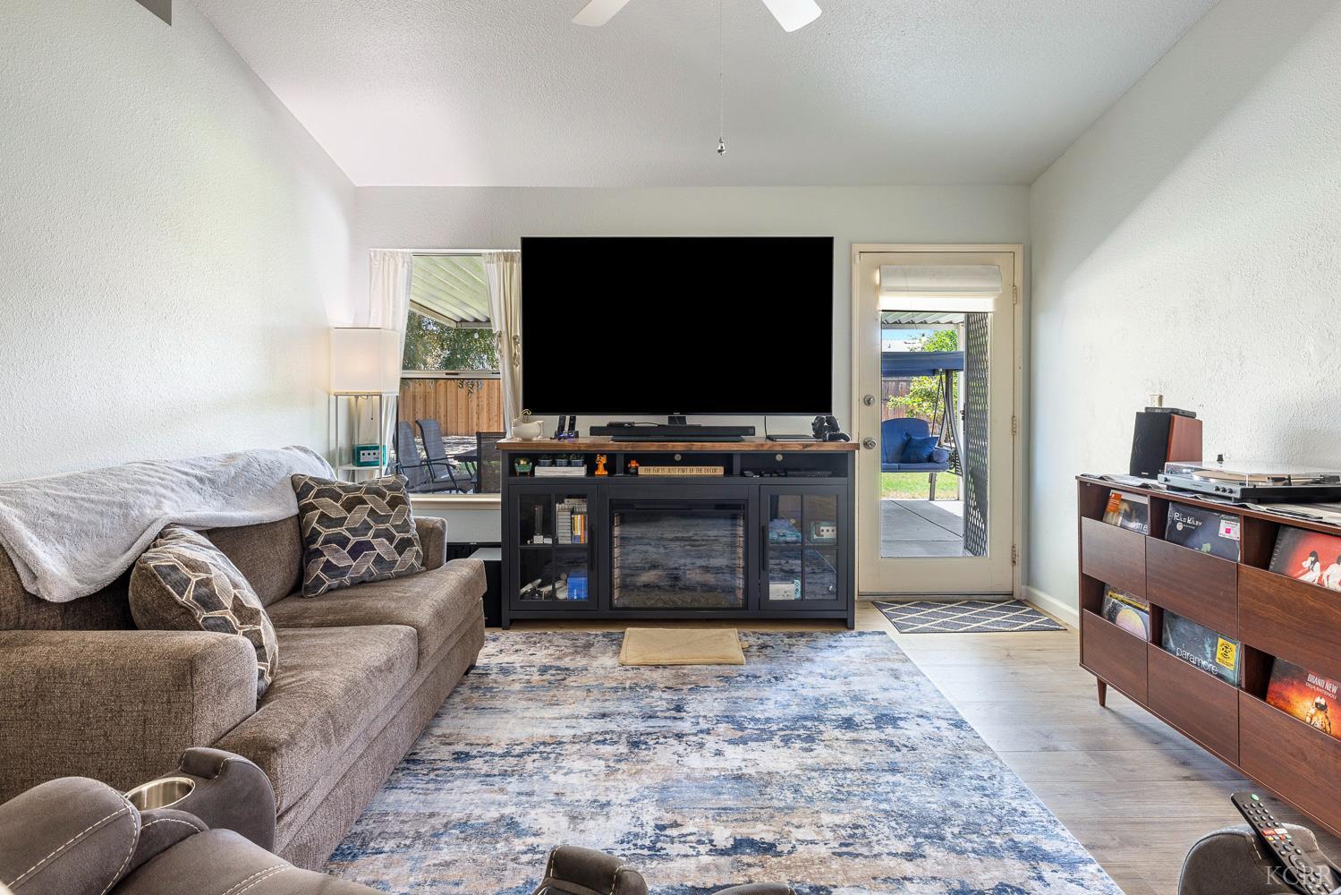 2329 Cottonwood Dr, Hanford, CA 93230