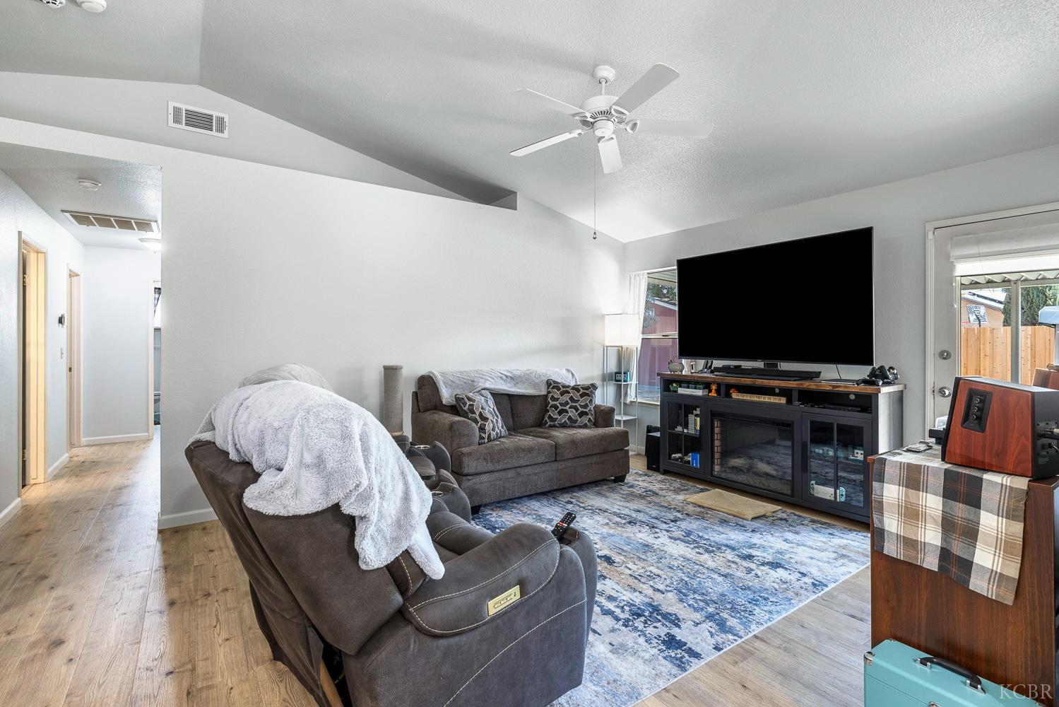 2329 Cottonwood Dr, Hanford, CA 93230