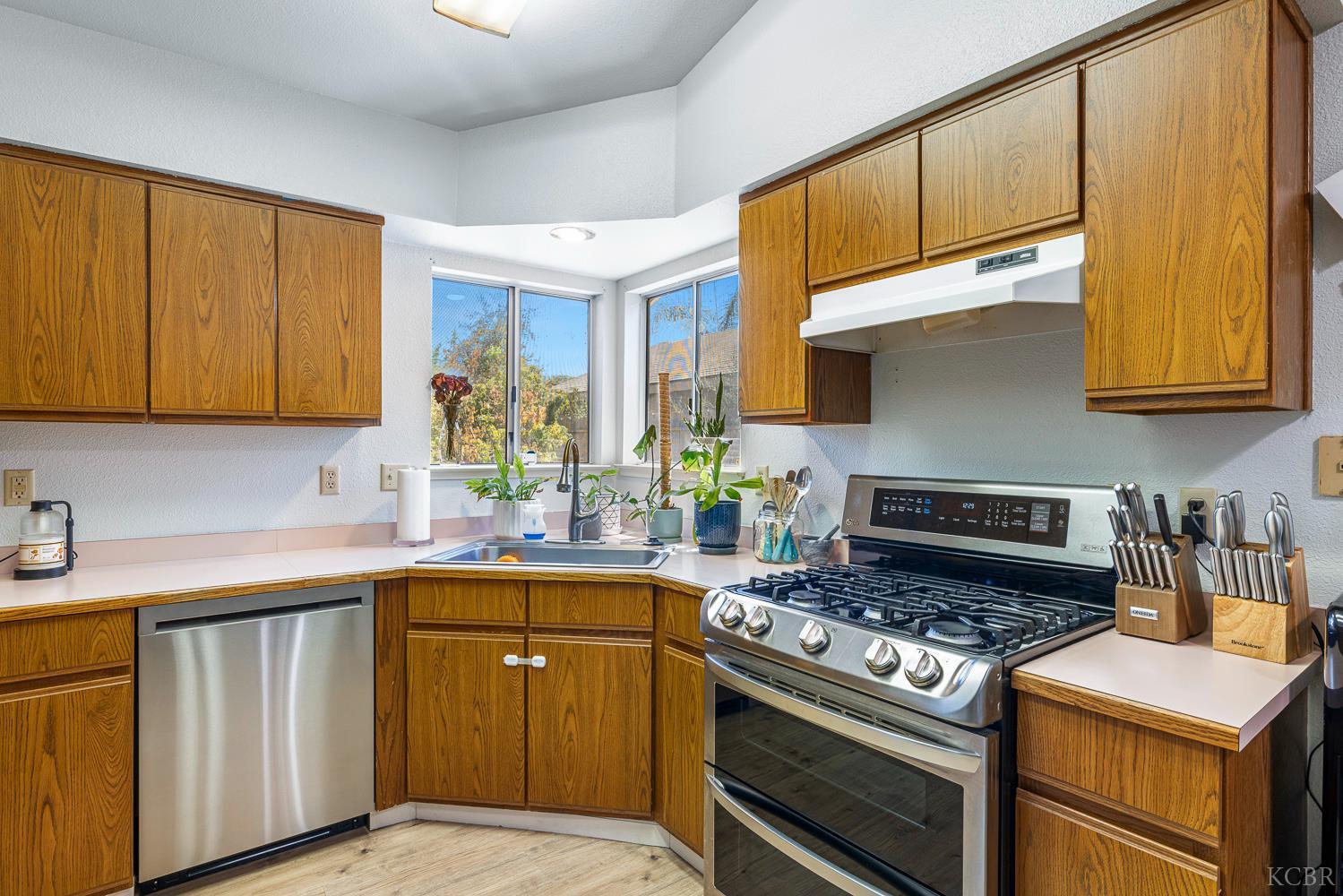 2329 Cottonwood Dr, Hanford, CA 93230