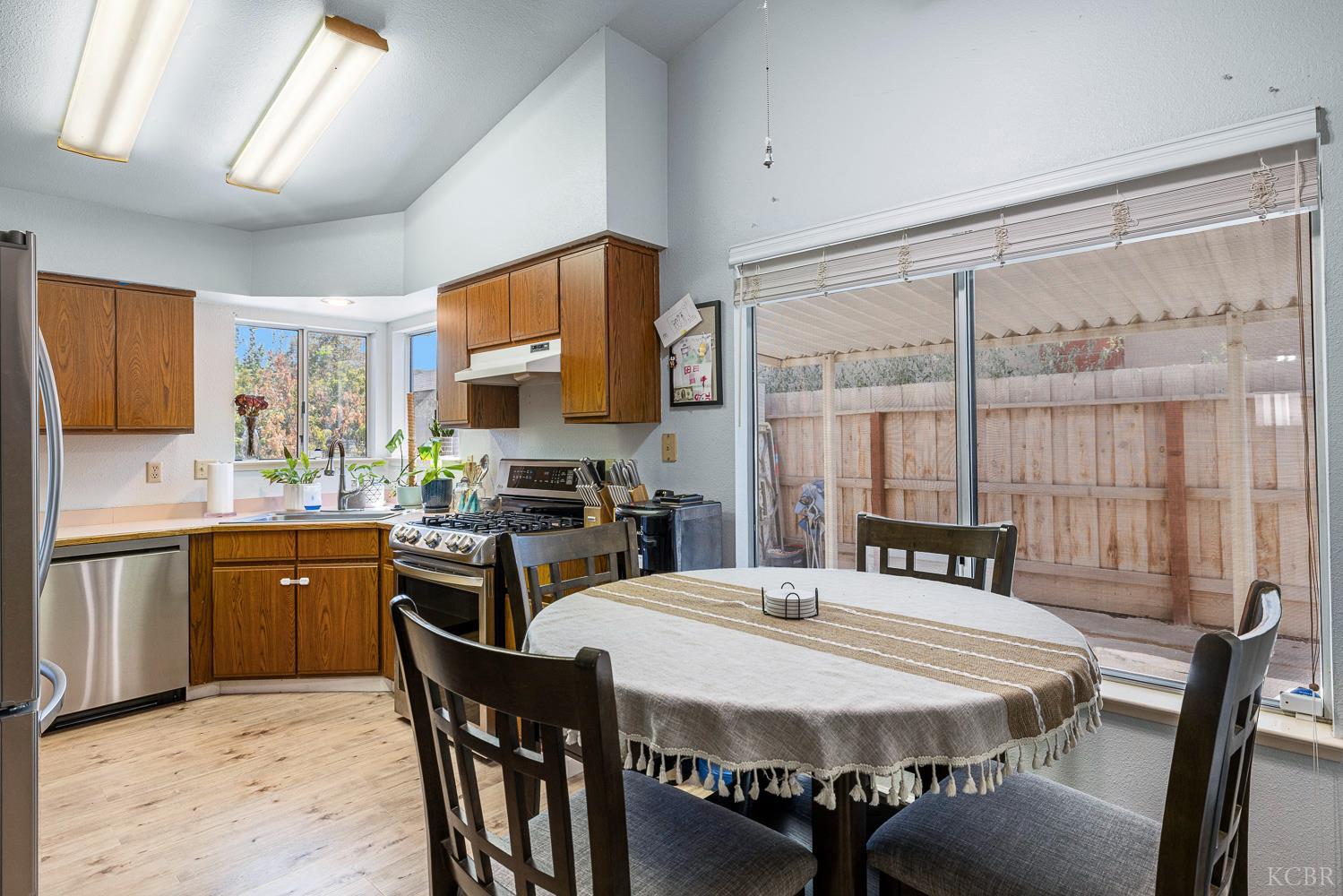 2329 Cottonwood Dr, Hanford, CA 93230