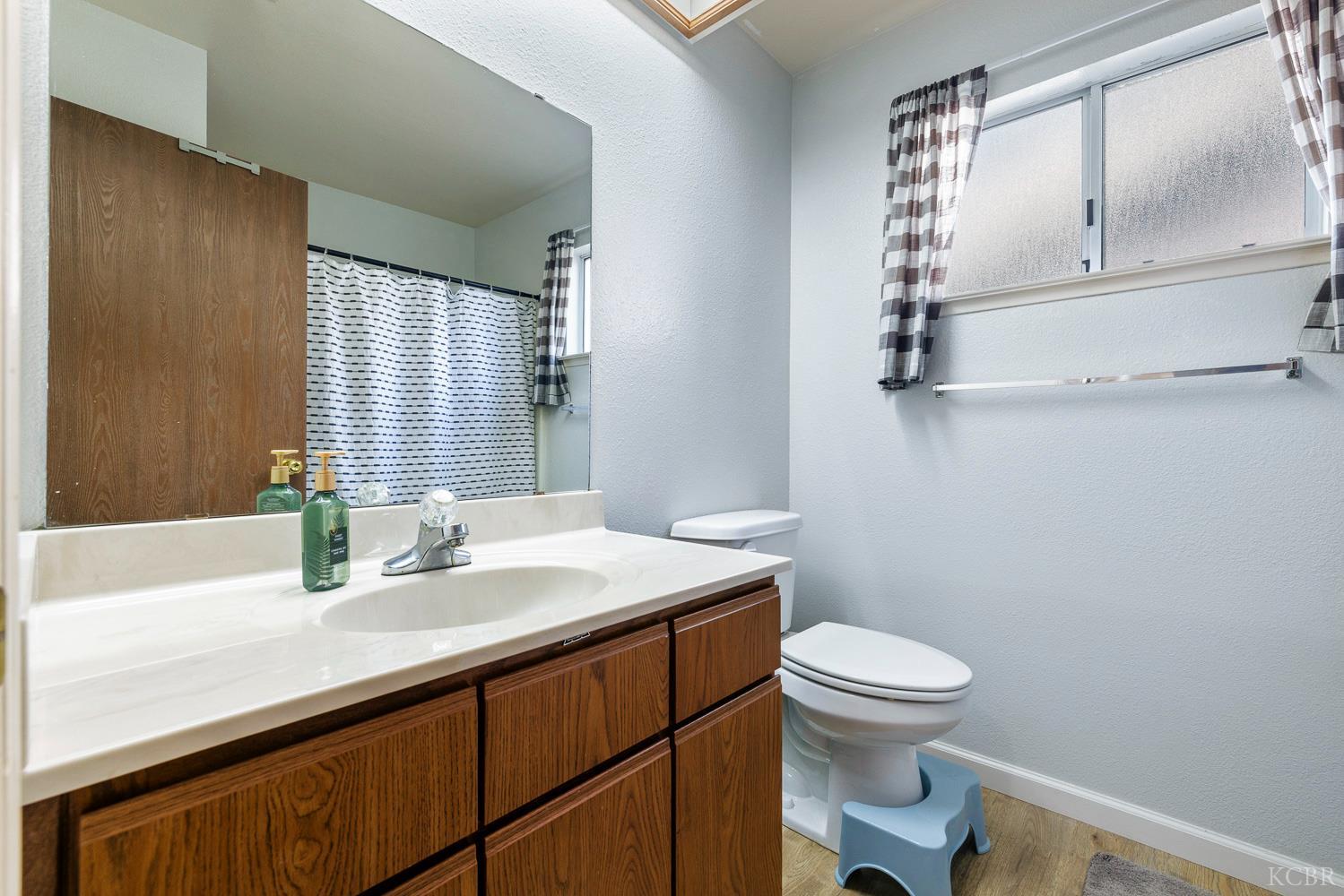 2329 Cottonwood Dr, Hanford, CA 93230