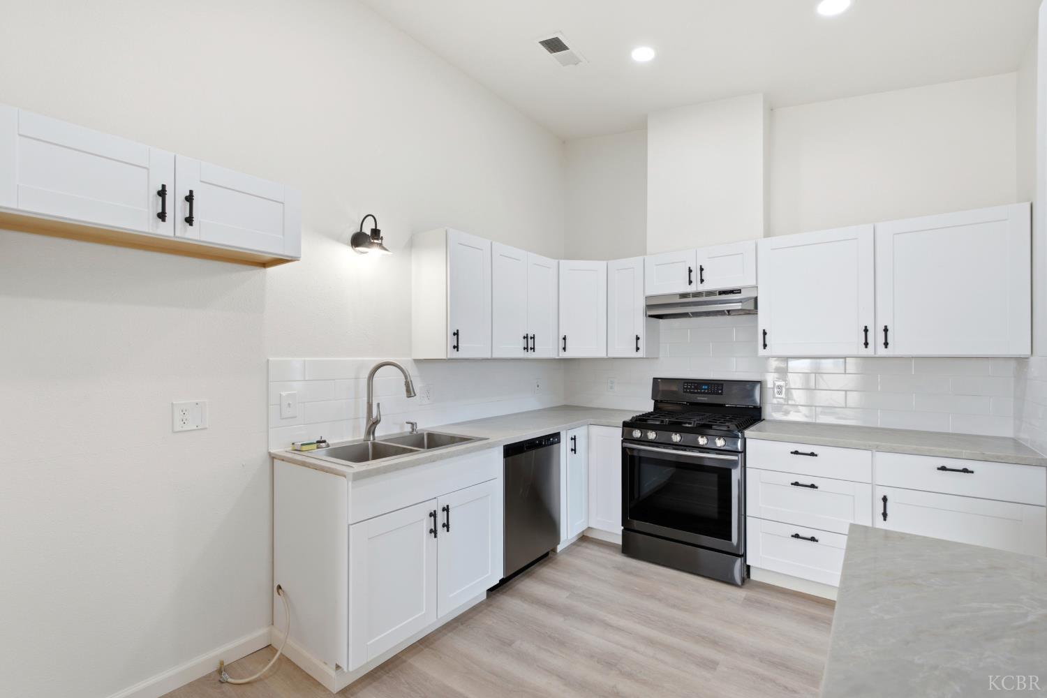 280 Greystone Ct, Lemoore, CA 93245