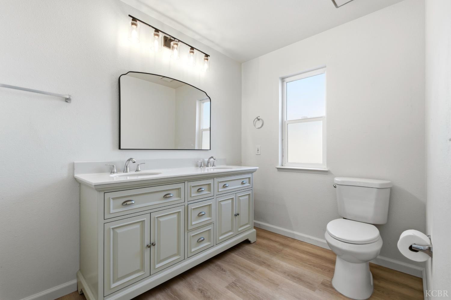280 Greystone Ct, Lemoore, CA 93245