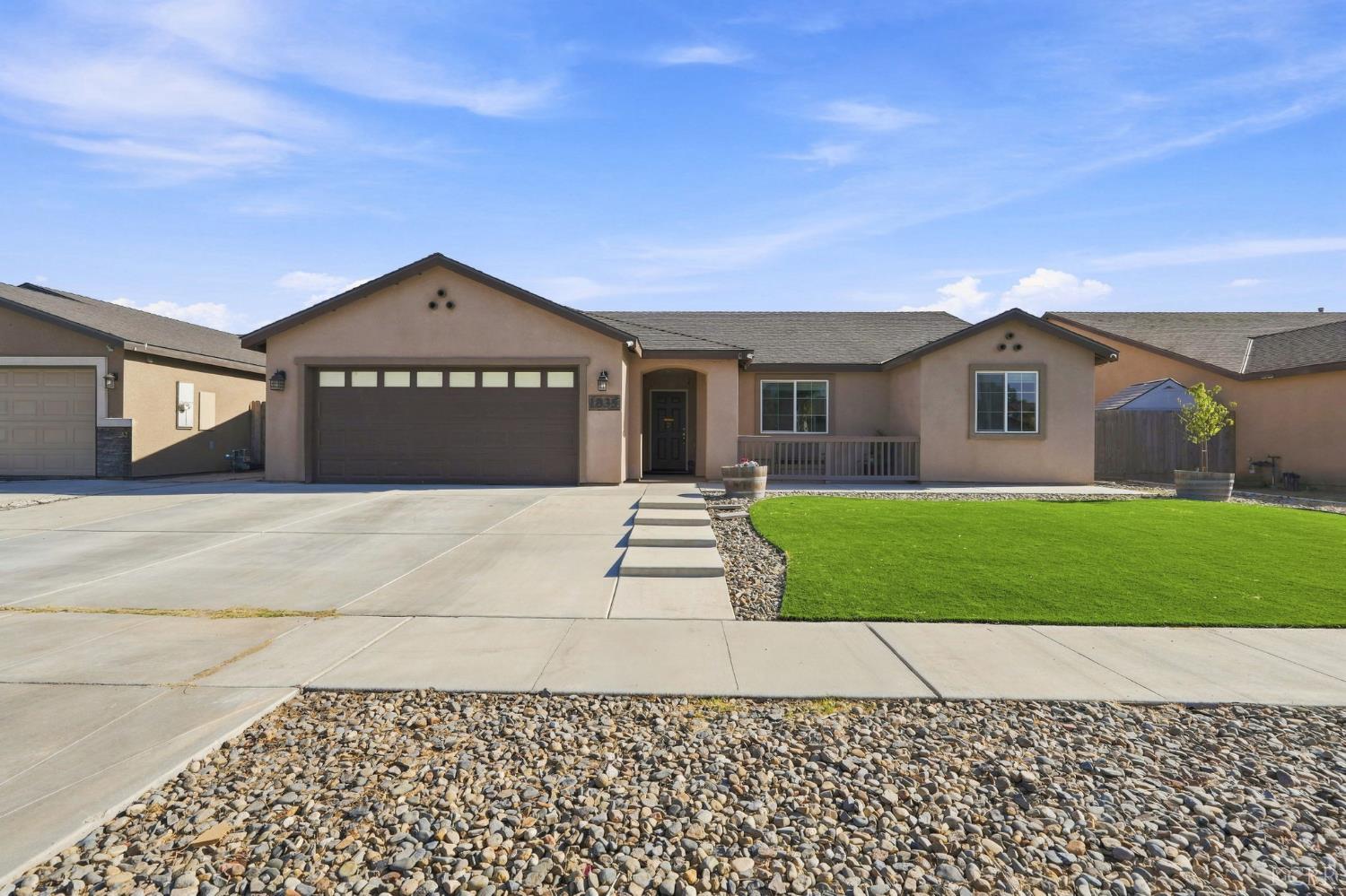 1835 Santa Cruz Dr, Tulare, CA 93274