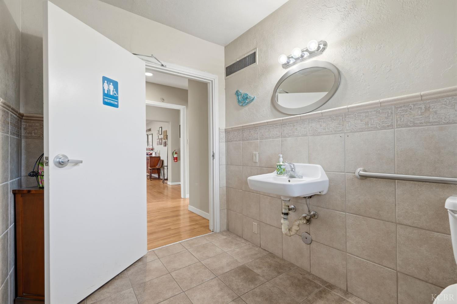 1635 N Douty St, Hanford, CA 93230