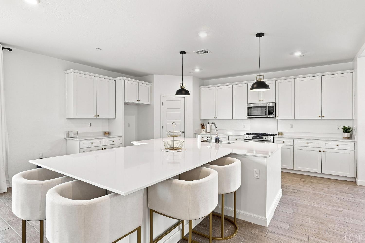 527 Vanderbilt Dr, Lemoore, CA 93245
