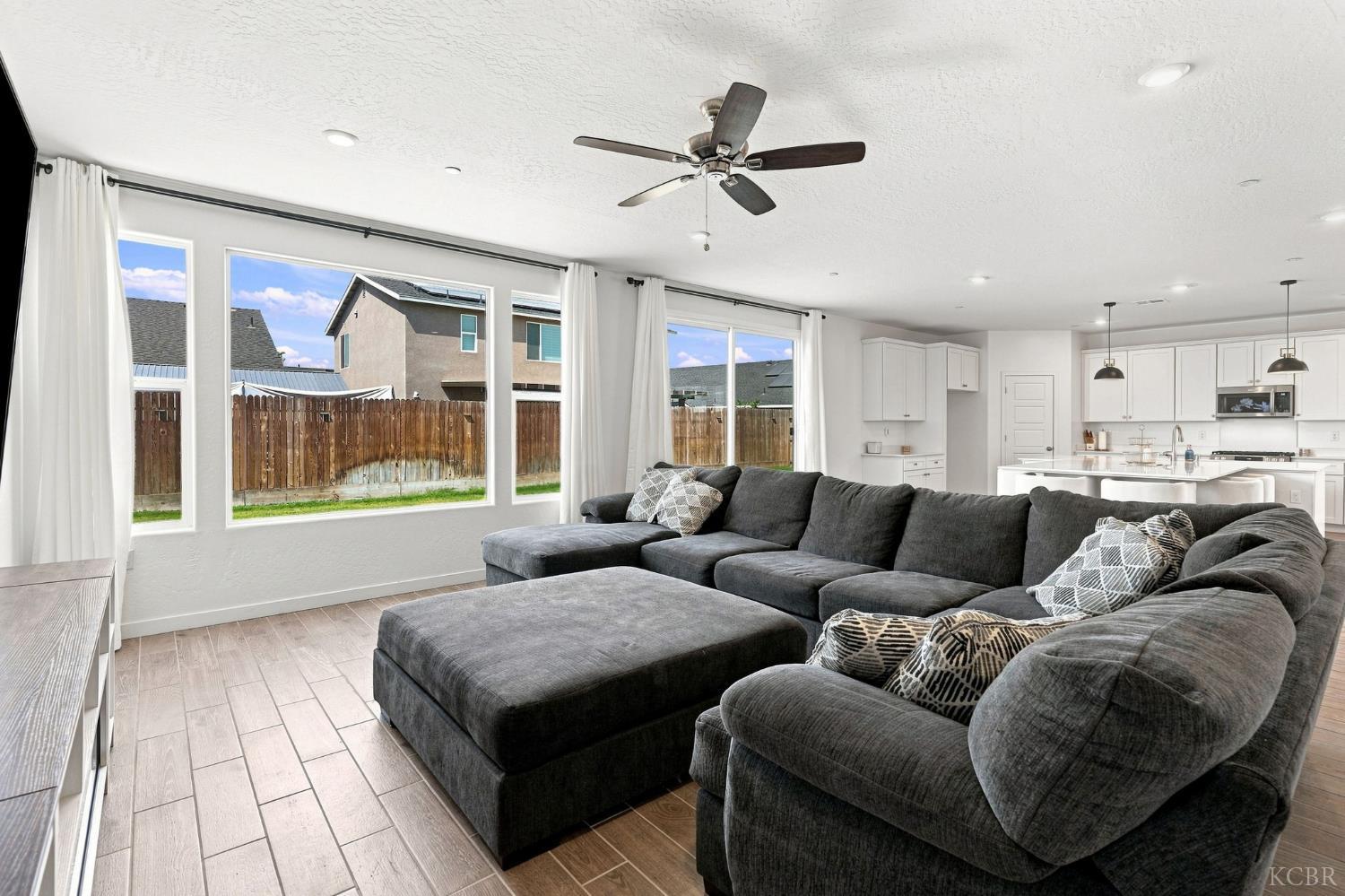 527 Vanderbilt Dr, Lemoore, CA 93245