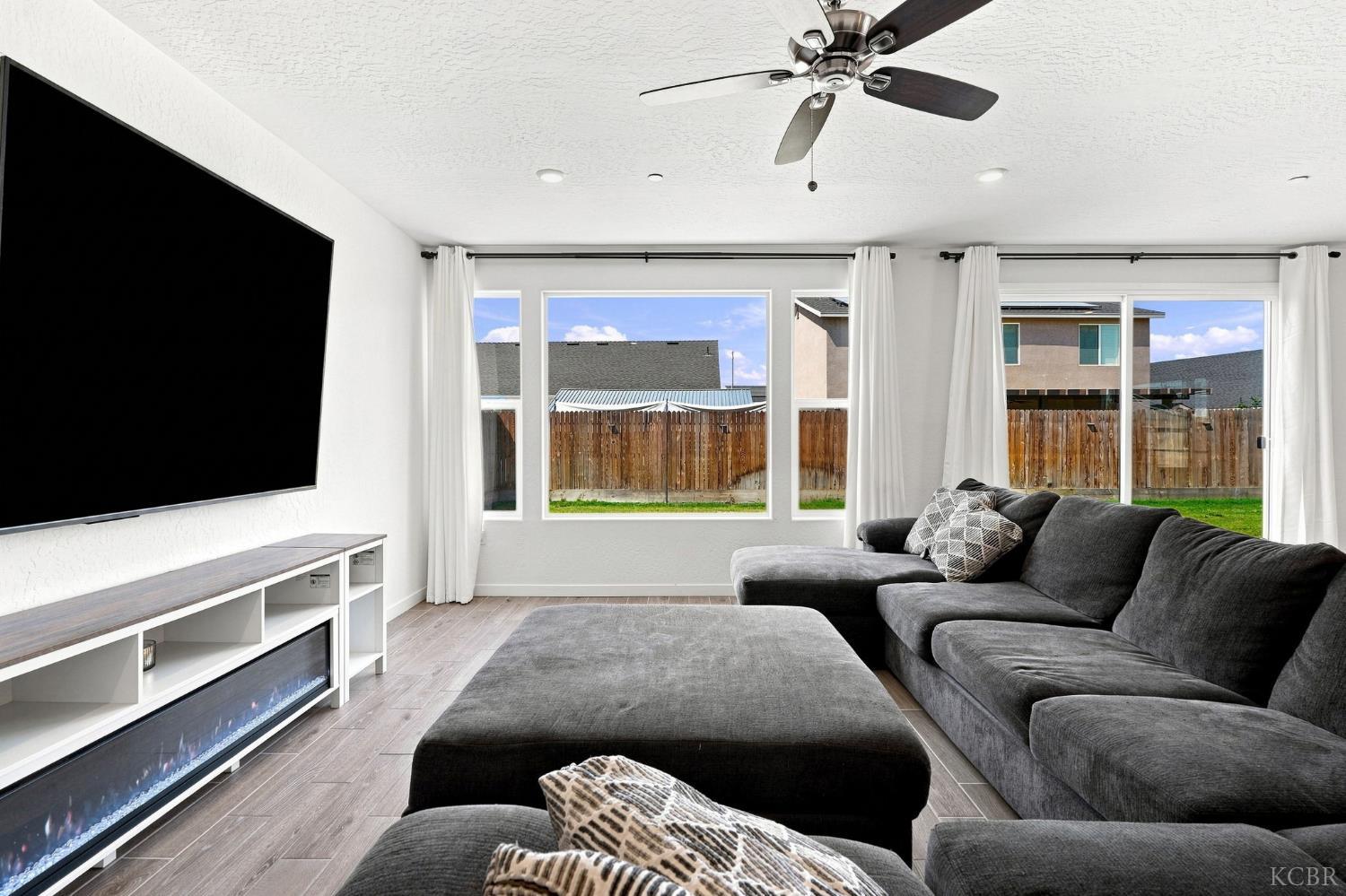 527 Vanderbilt Dr, Lemoore, CA 93245