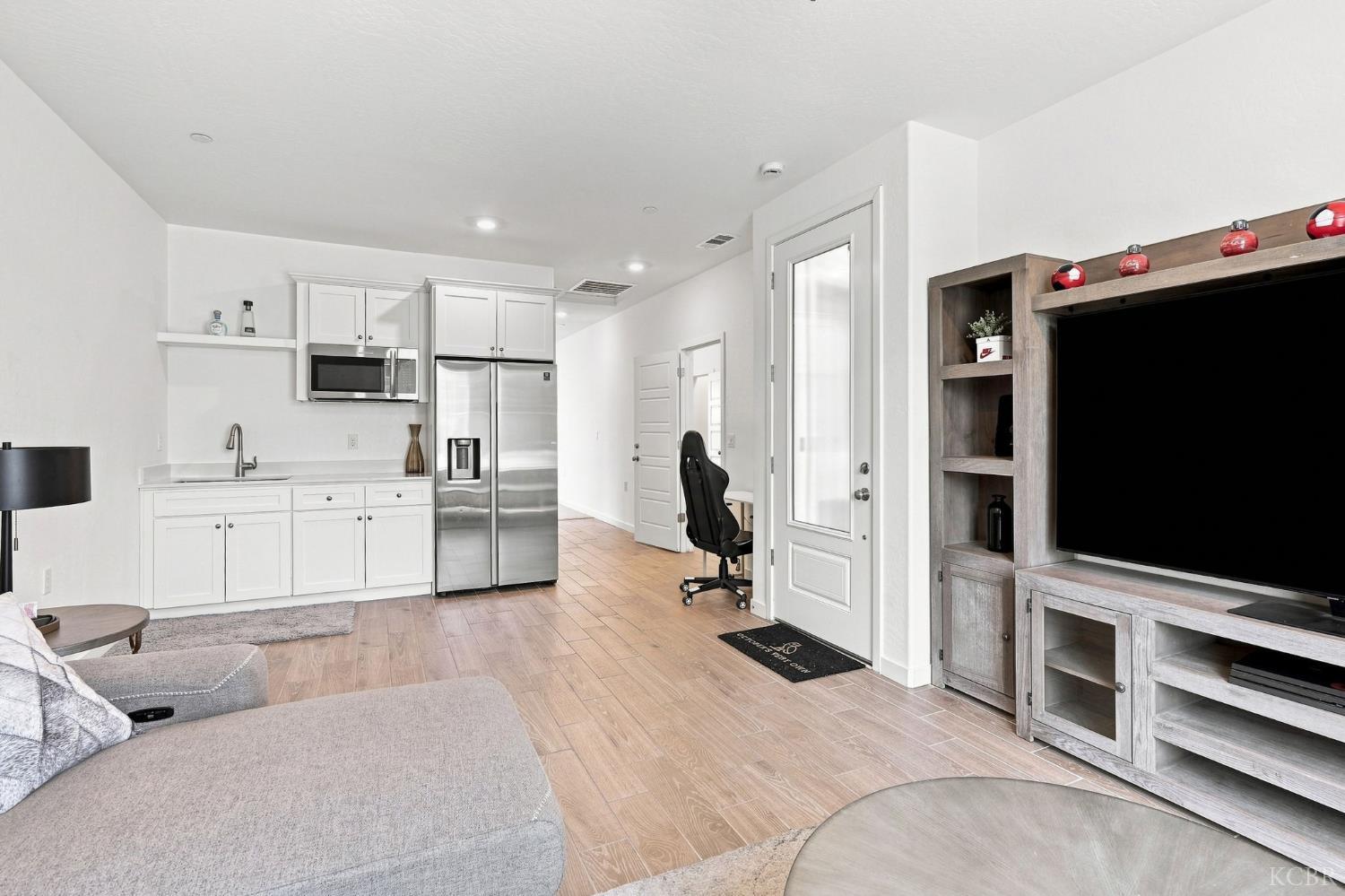 527 Vanderbilt Dr, Lemoore, CA 93245