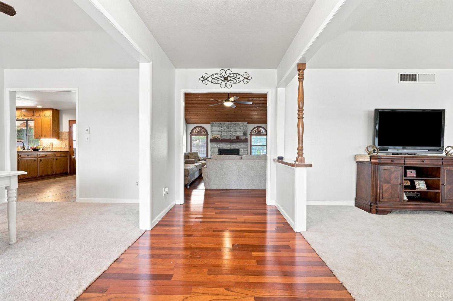 124 W Sherwood St, Hanford, CA 9330