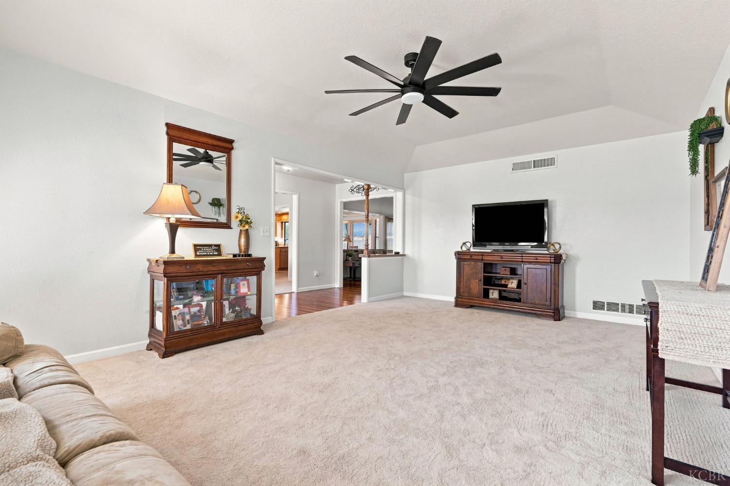 124 W Sherwood St, Hanford, CA 9330