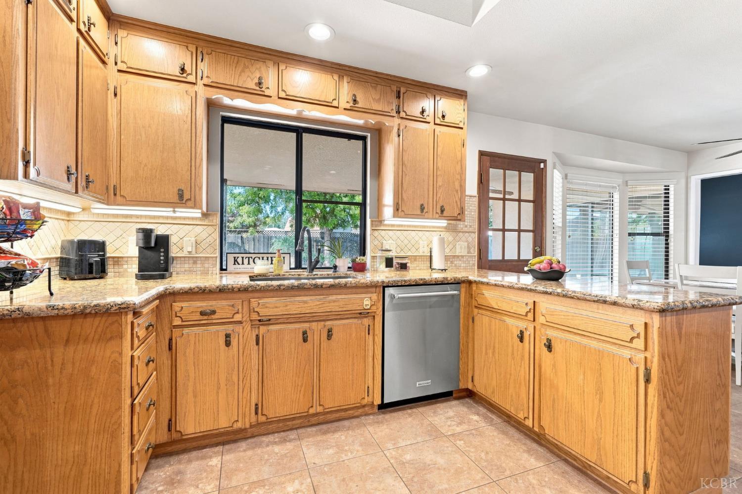 124 W Sherwood St, Hanford, CA 9330