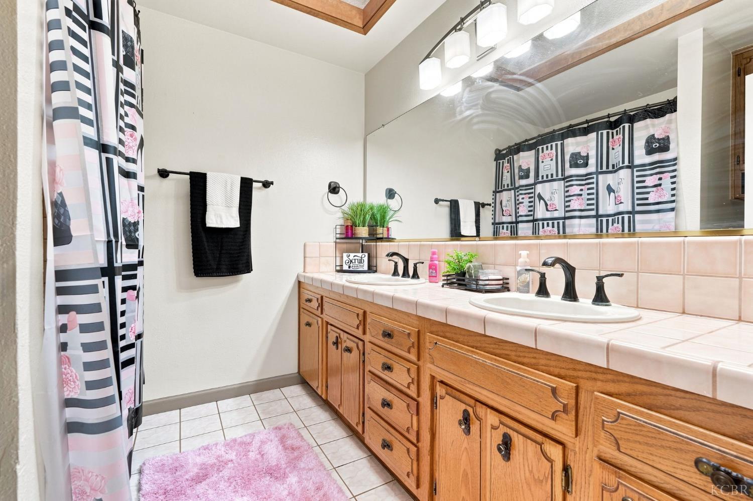 124 W Sherwood St, Hanford, CA 9330