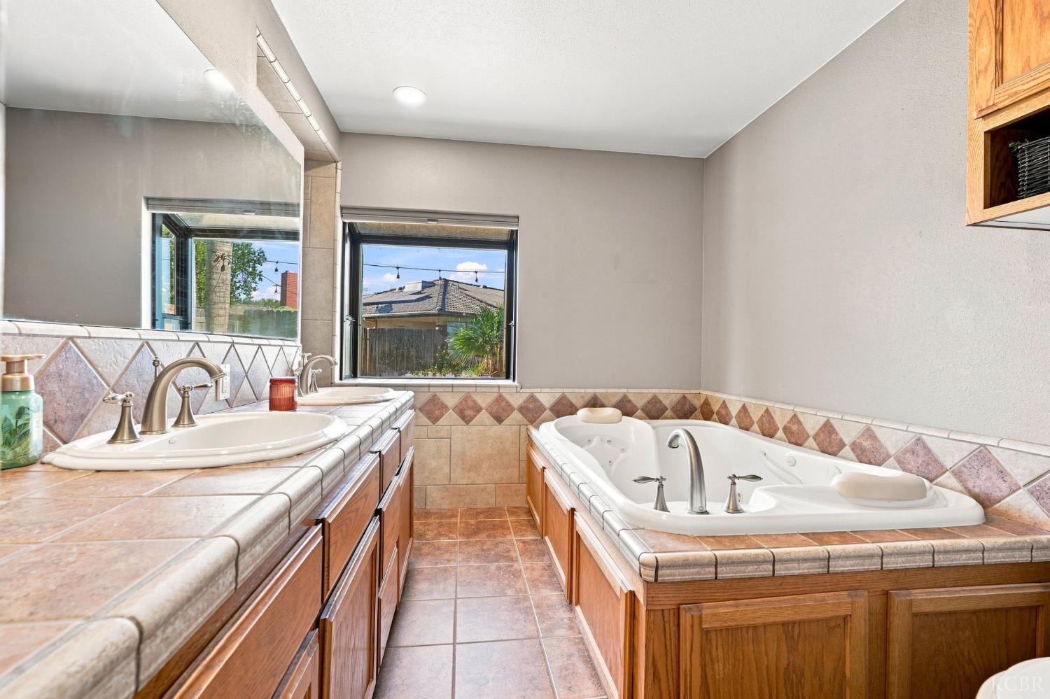 124 W Sherwood St, Hanford, CA 9330