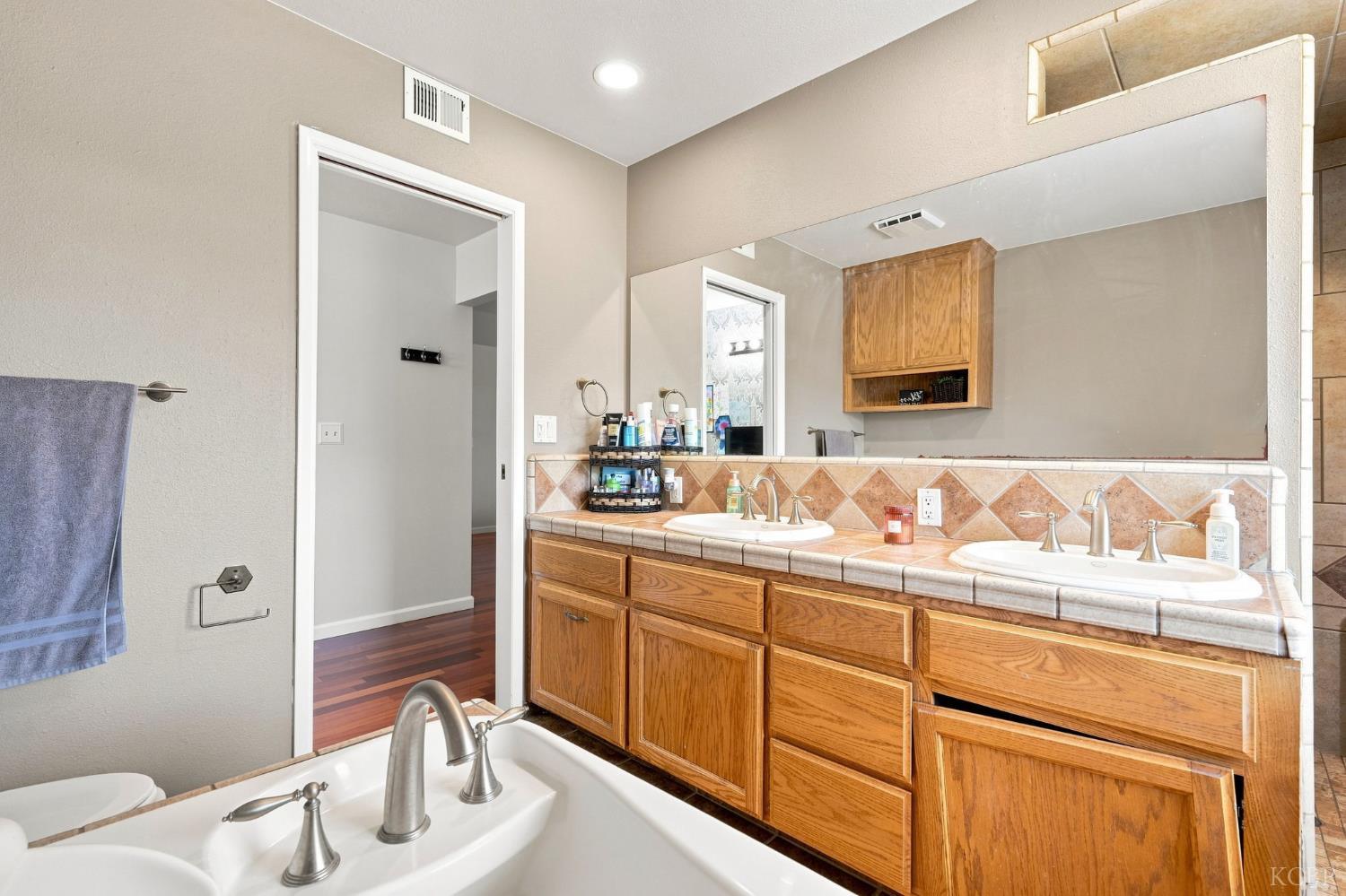 124 W Sherwood St, Hanford, CA 9330