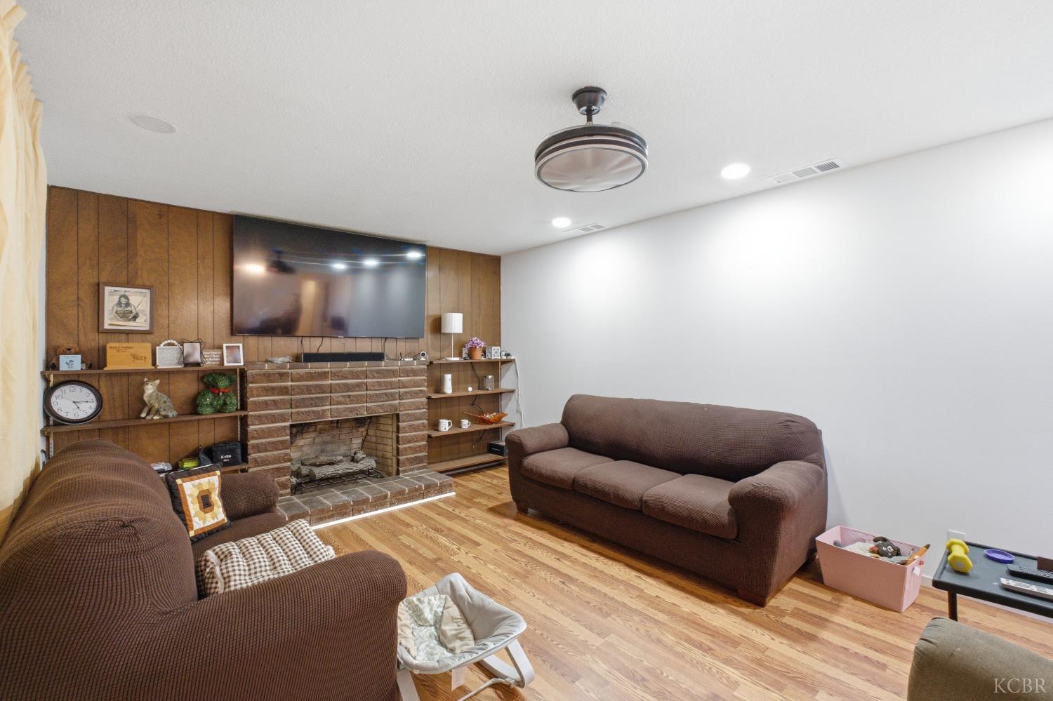 1155 Laurel Ln, Lemoore, CA 93245
