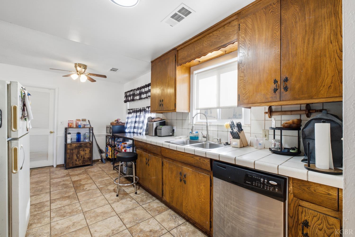 1155 Laurel Ln, Lemoore, CA 93245