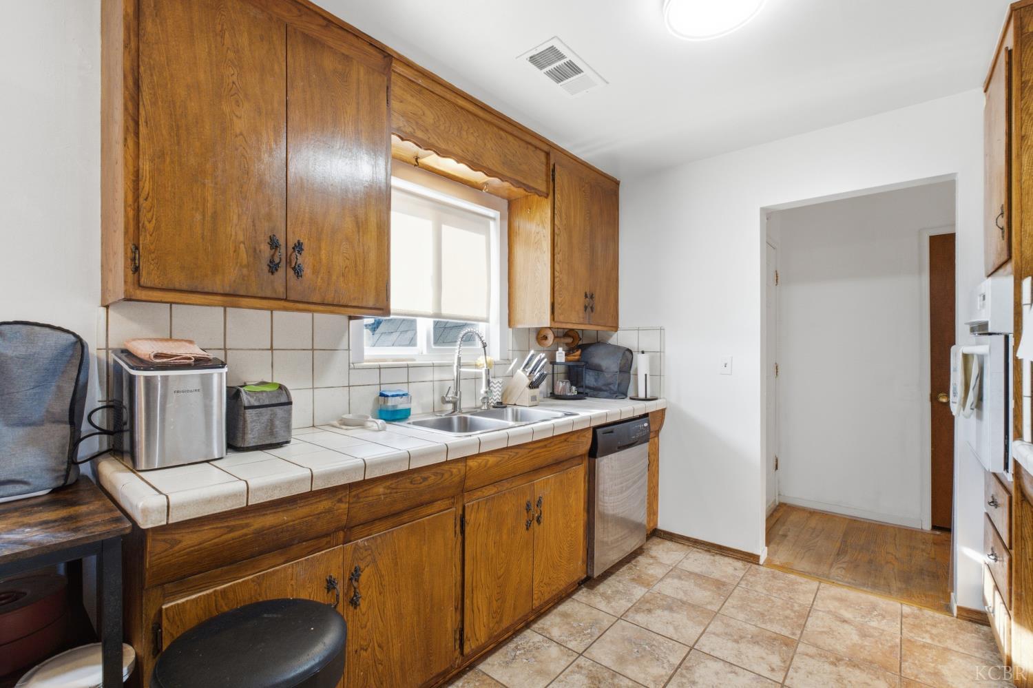 1155 Laurel Ln, Lemoore, CA 93245