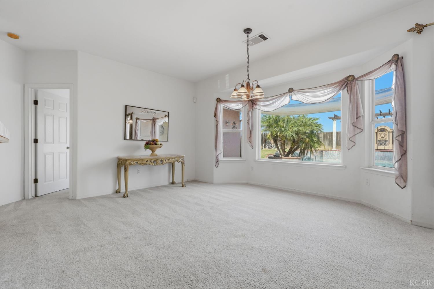 1150 Mission Dr, Lemoore, CA 93245