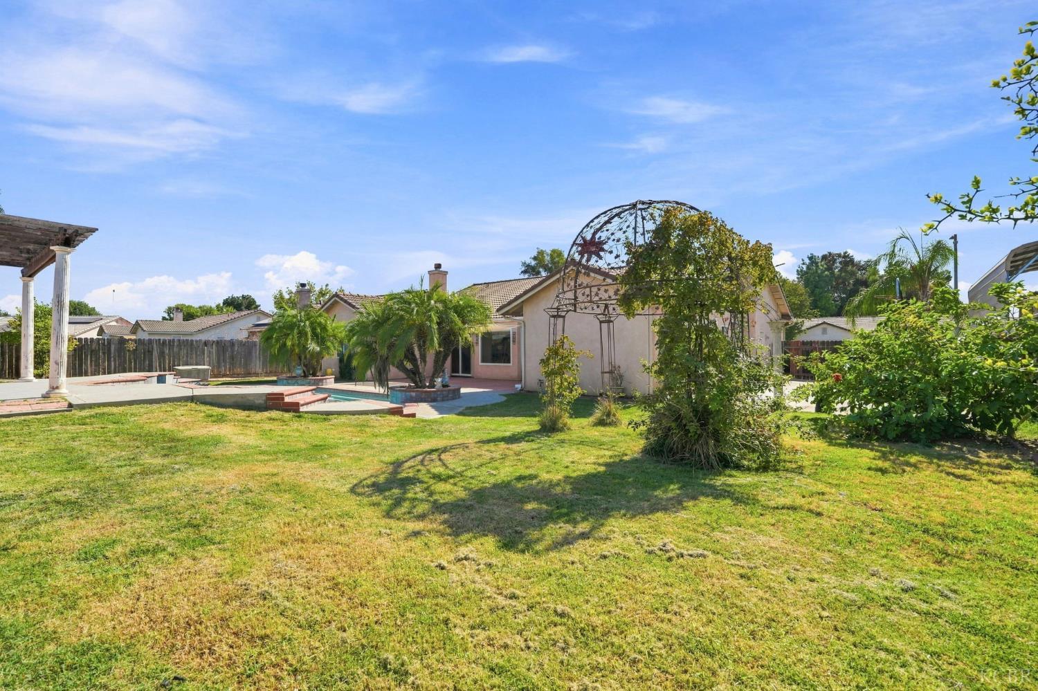1150 Mission Dr, Lemoore, CA 93245