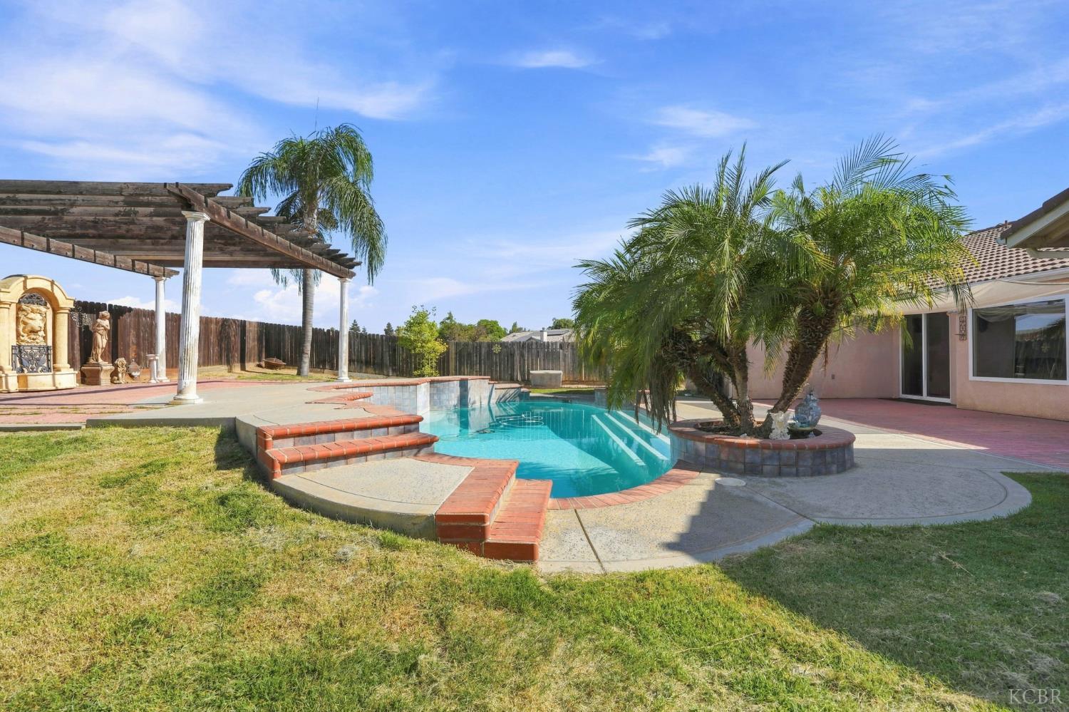 1150 Mission Dr, Lemoore, CA 93245