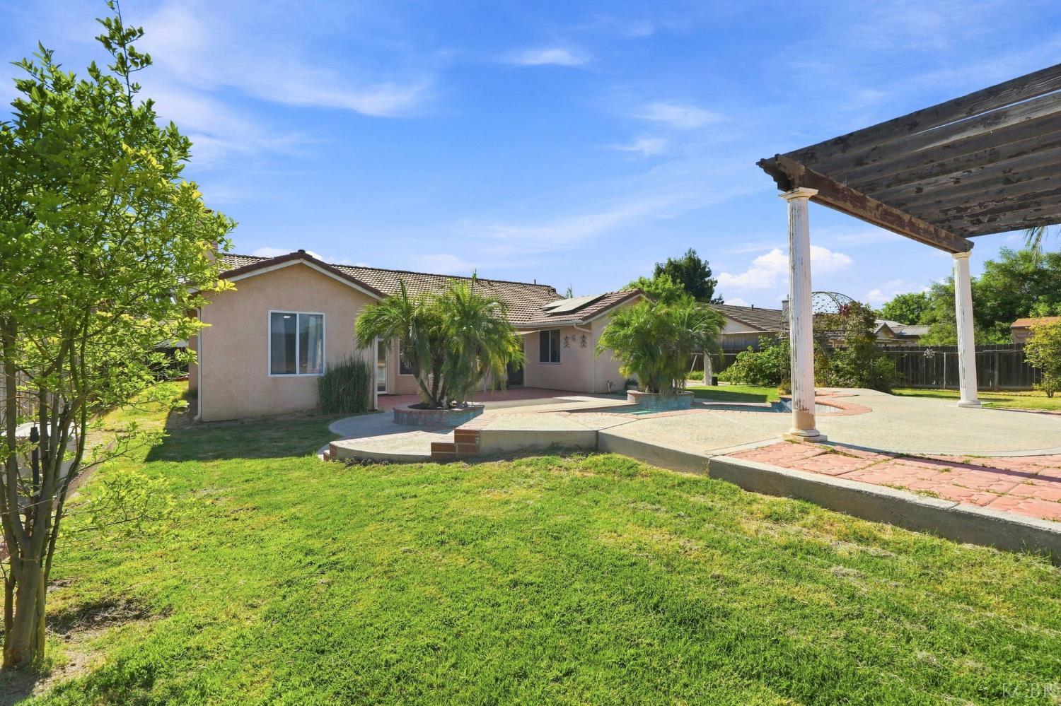 1150 Mission Dr, Lemoore, CA 93245