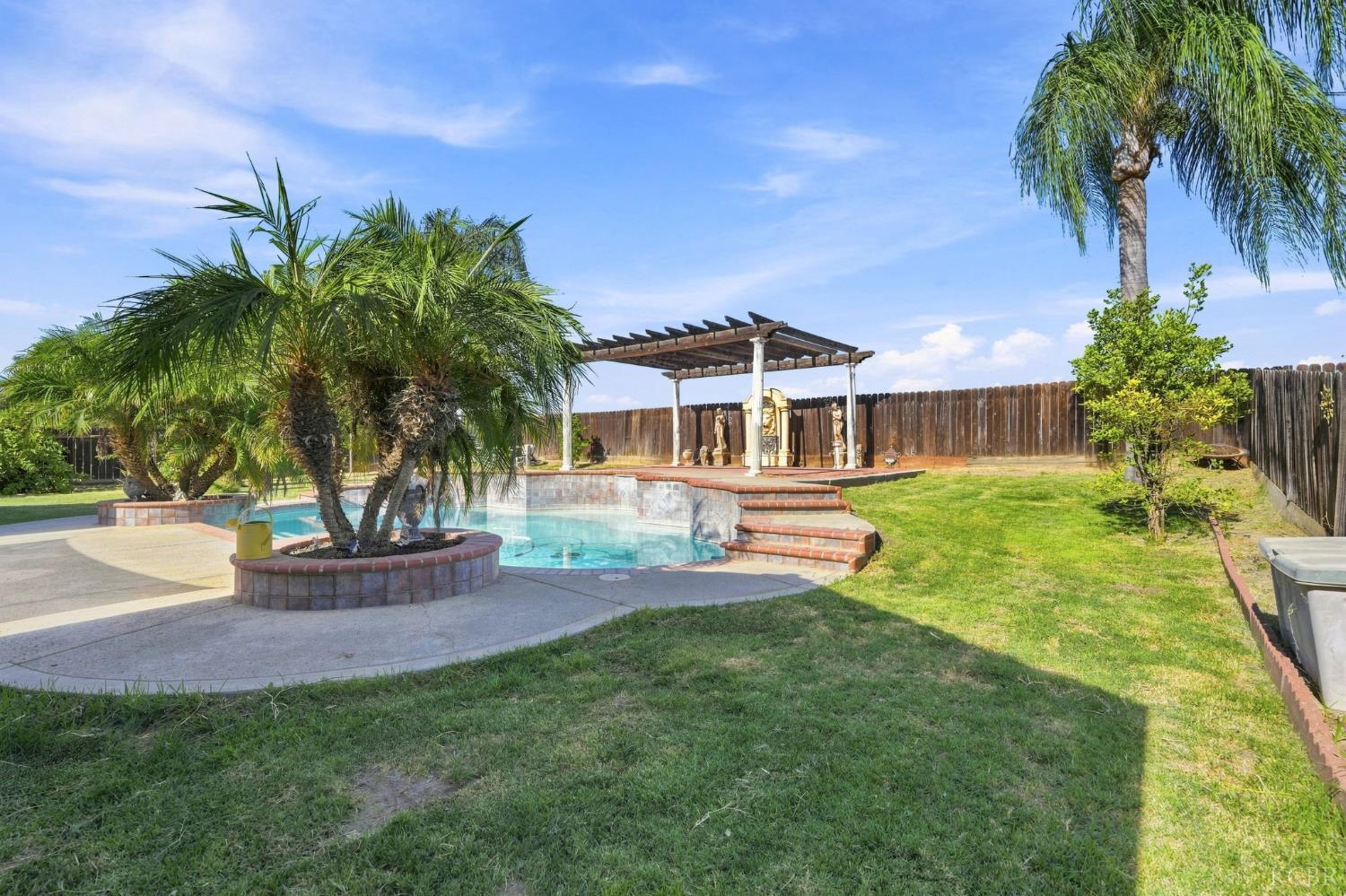 1150 Mission Dr, Lemoore, CA 93245