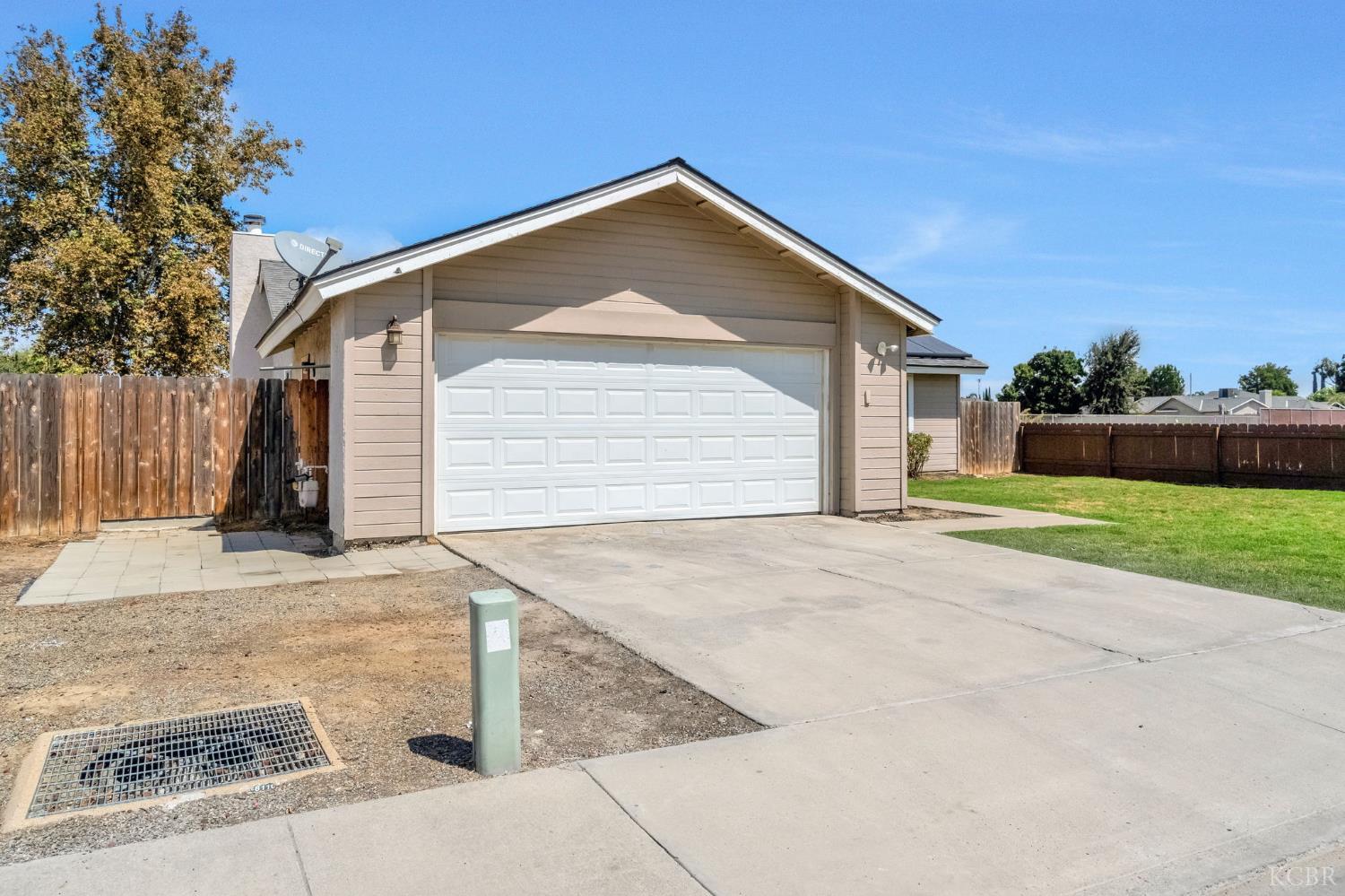 1050 Cherry Ln, Lemoore, CA 93245