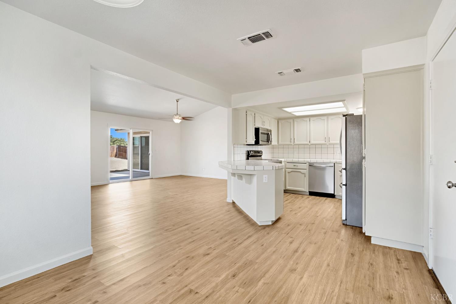 1050 Cherry Ln, Lemoore, CA 93245