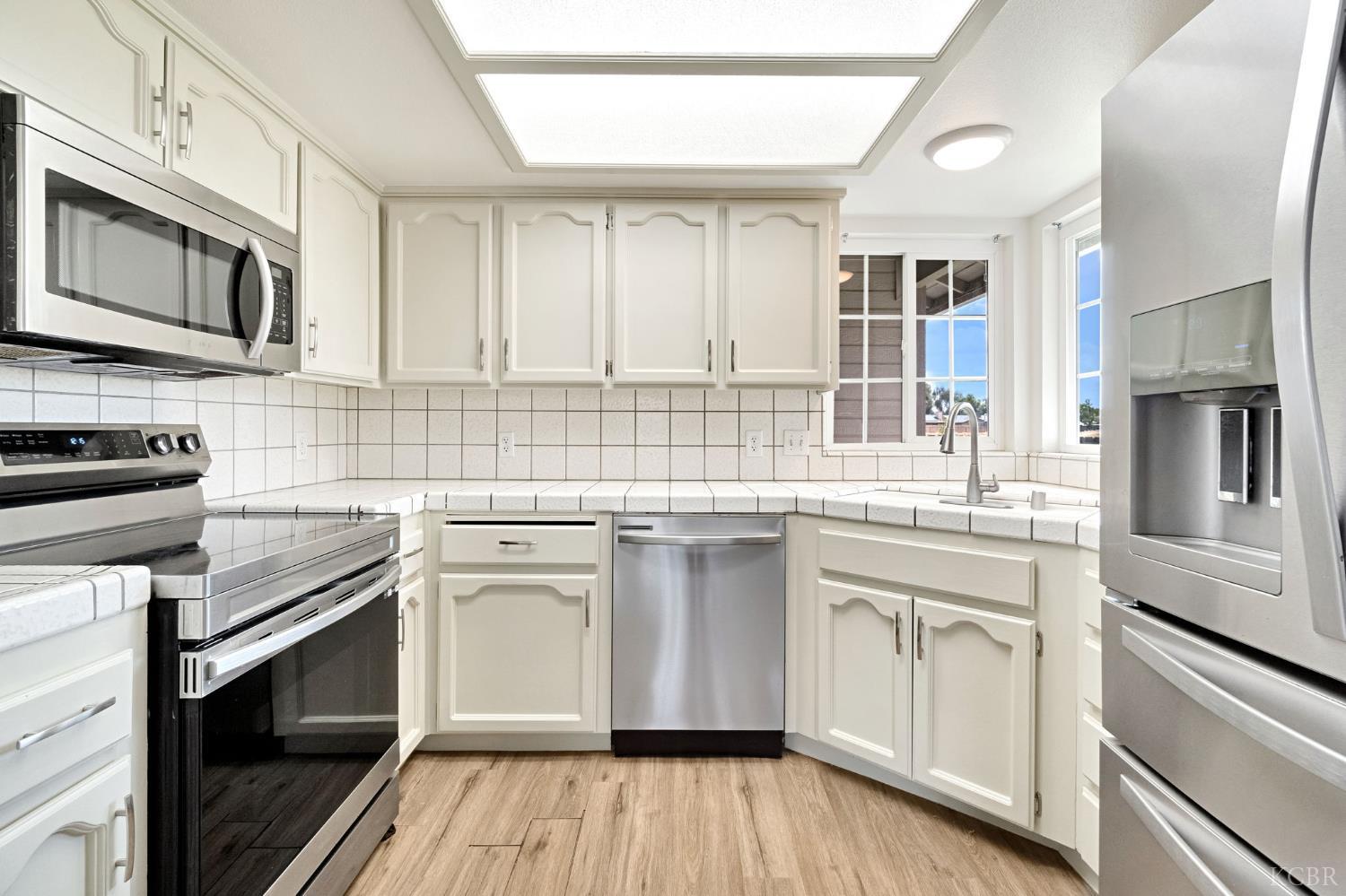 1050 Cherry Ln, Lemoore, CA 93245