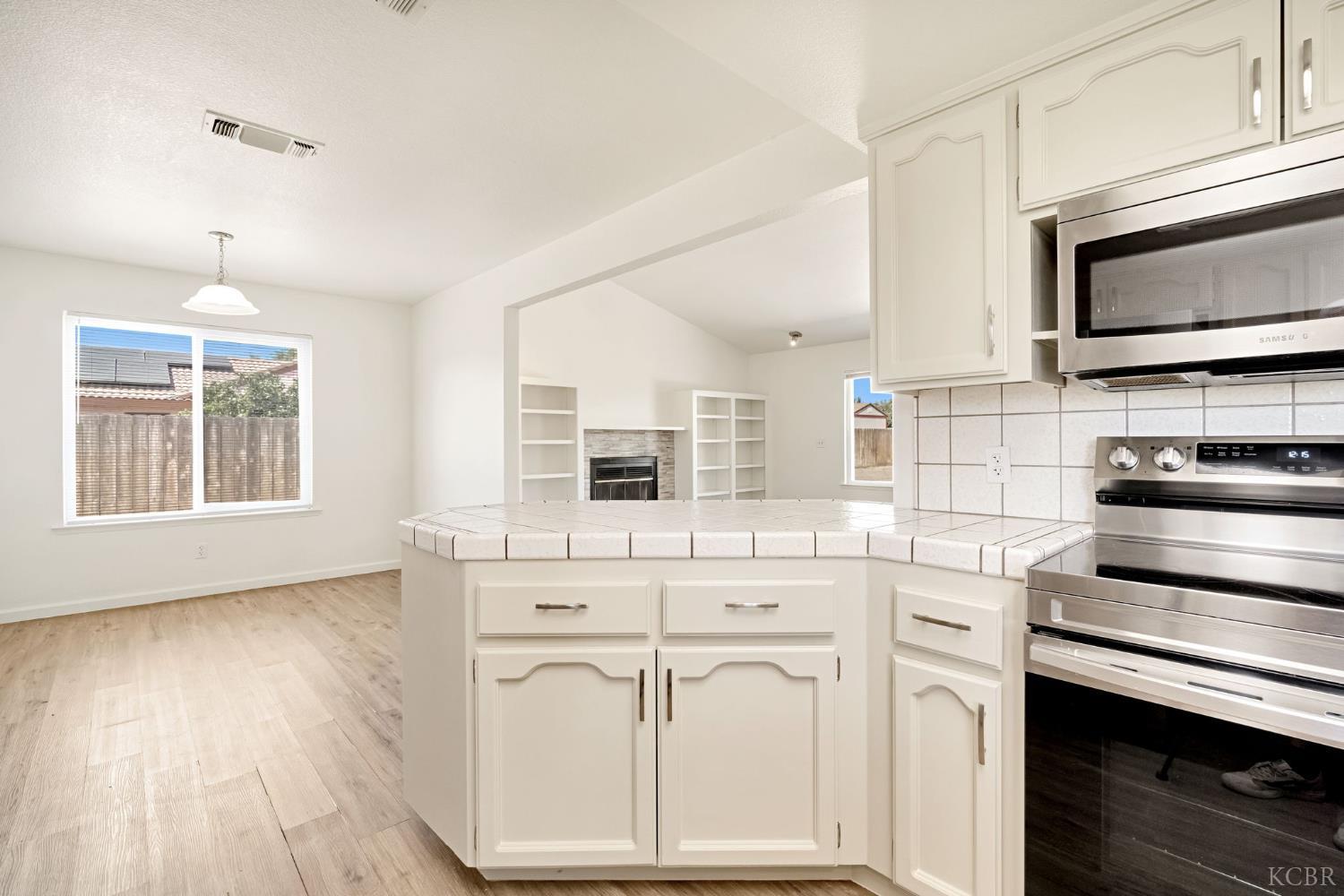 1050 Cherry Ln, Lemoore, CA 93245
