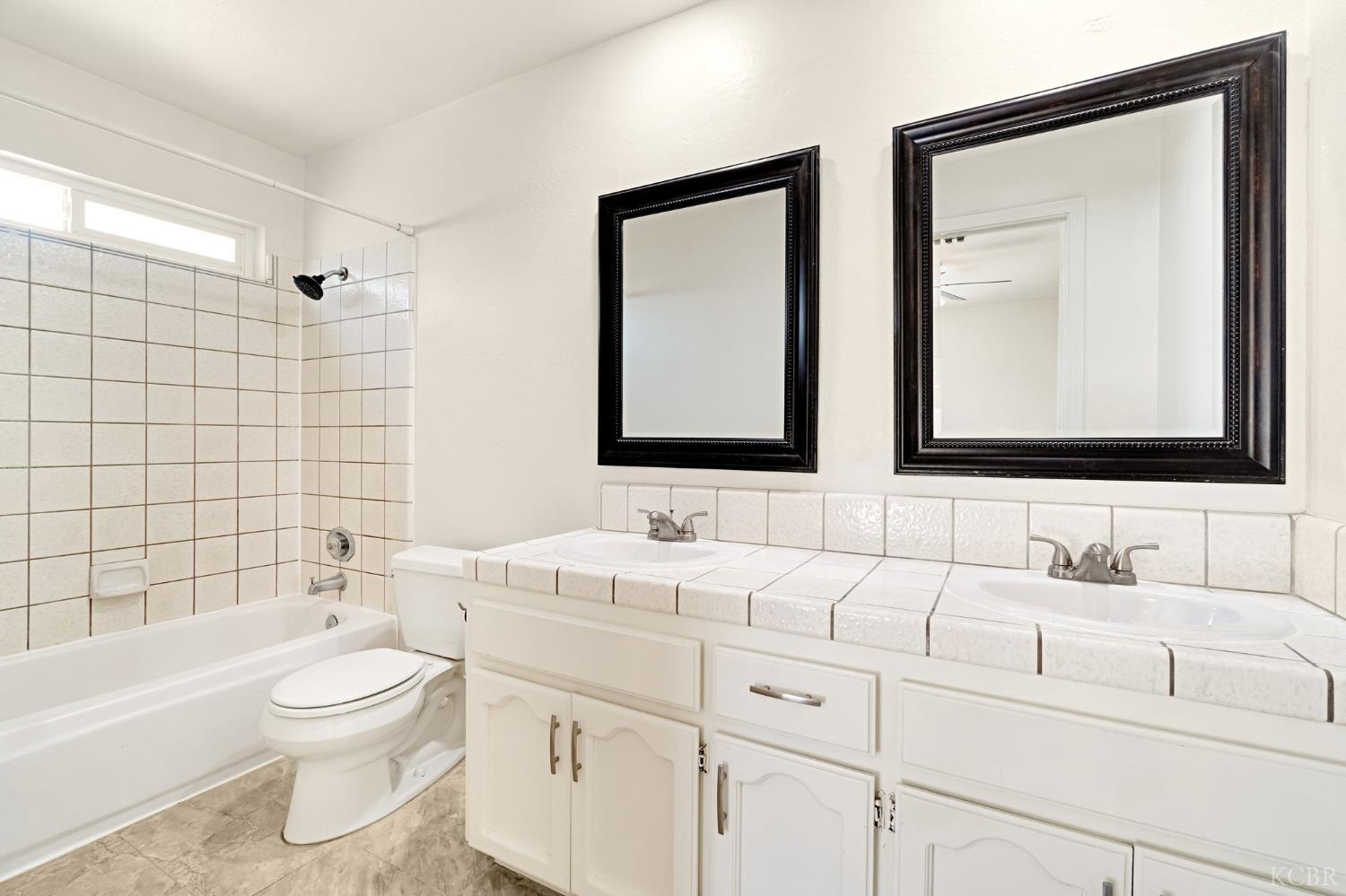 1050 Cherry Ln, Lemoore, CA 93245
