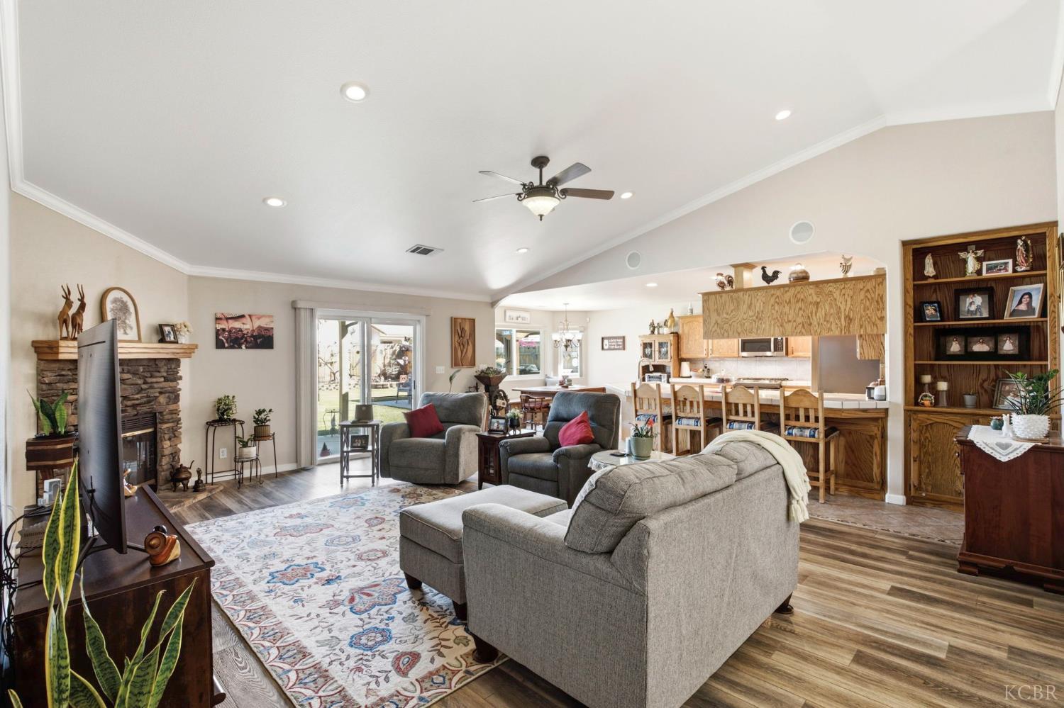 2108 Franklin Way, Hanford, CA 93230