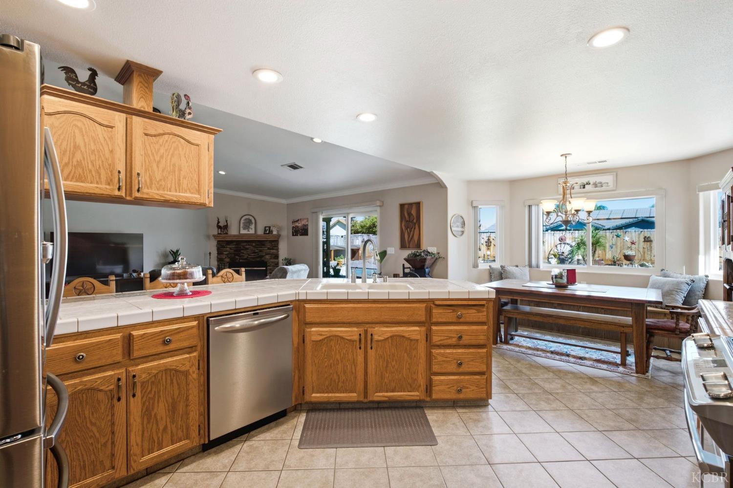 2108 Franklin Way, Hanford, CA 93230
