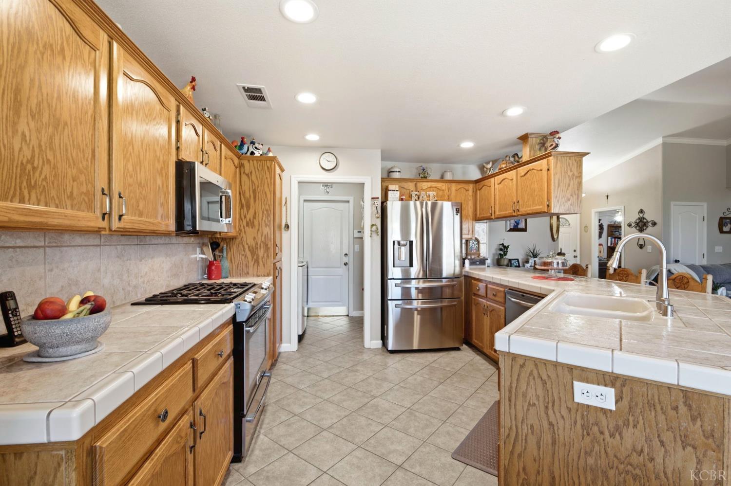 2108 Franklin Way, Hanford, CA 93230