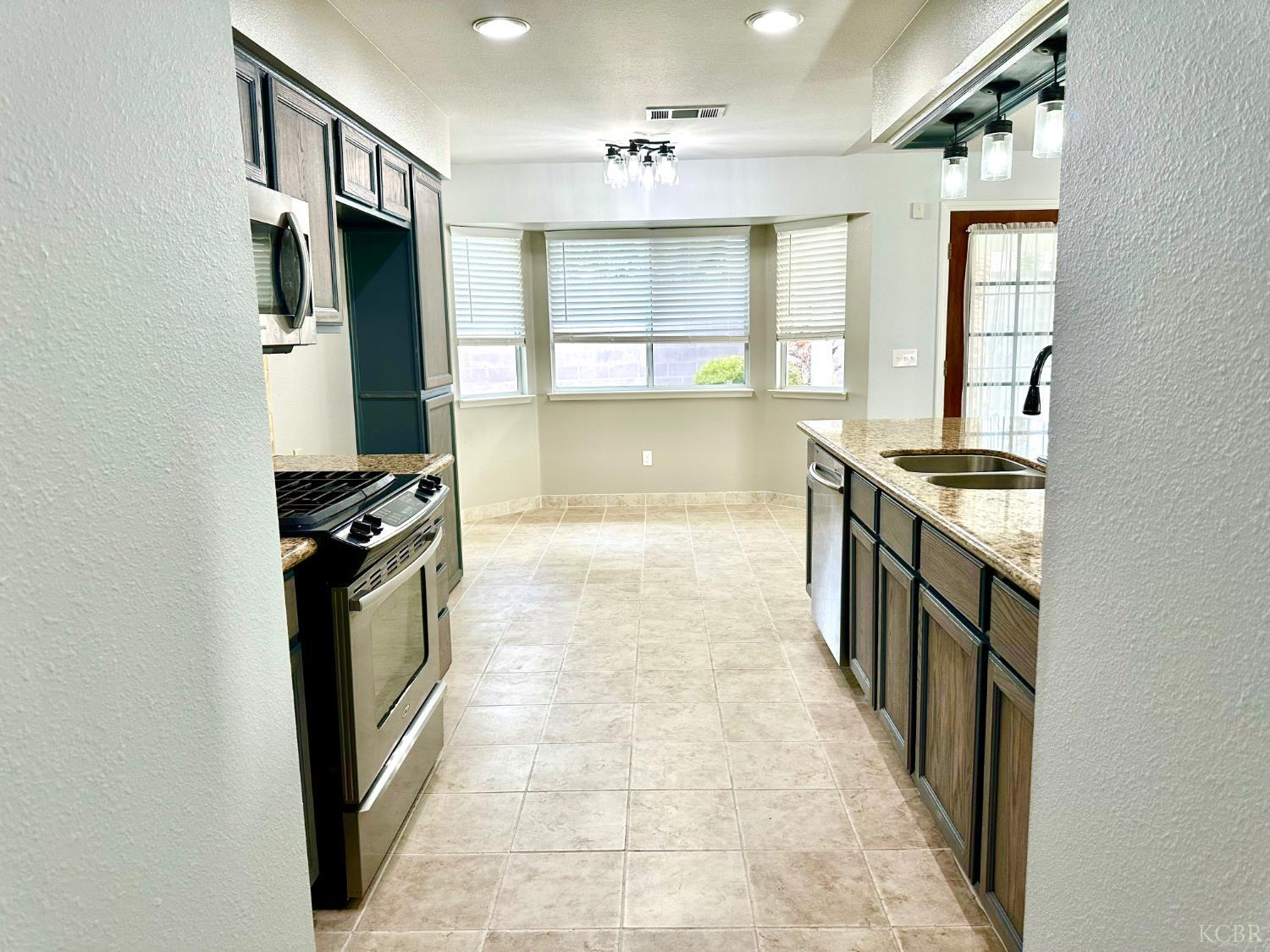 785 Heath Ct, Lemoore, CA 93245
